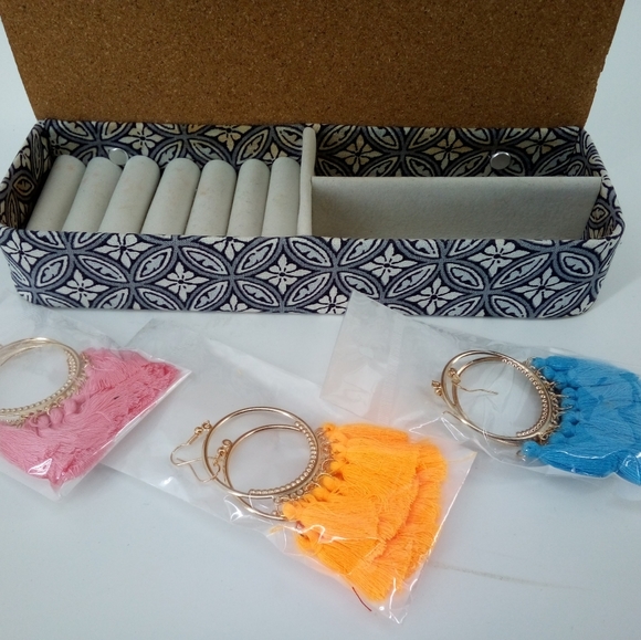 Jewelry Stand w. 3 New Pairs of Colorful Fringe Earrings - Picture 3 of 16